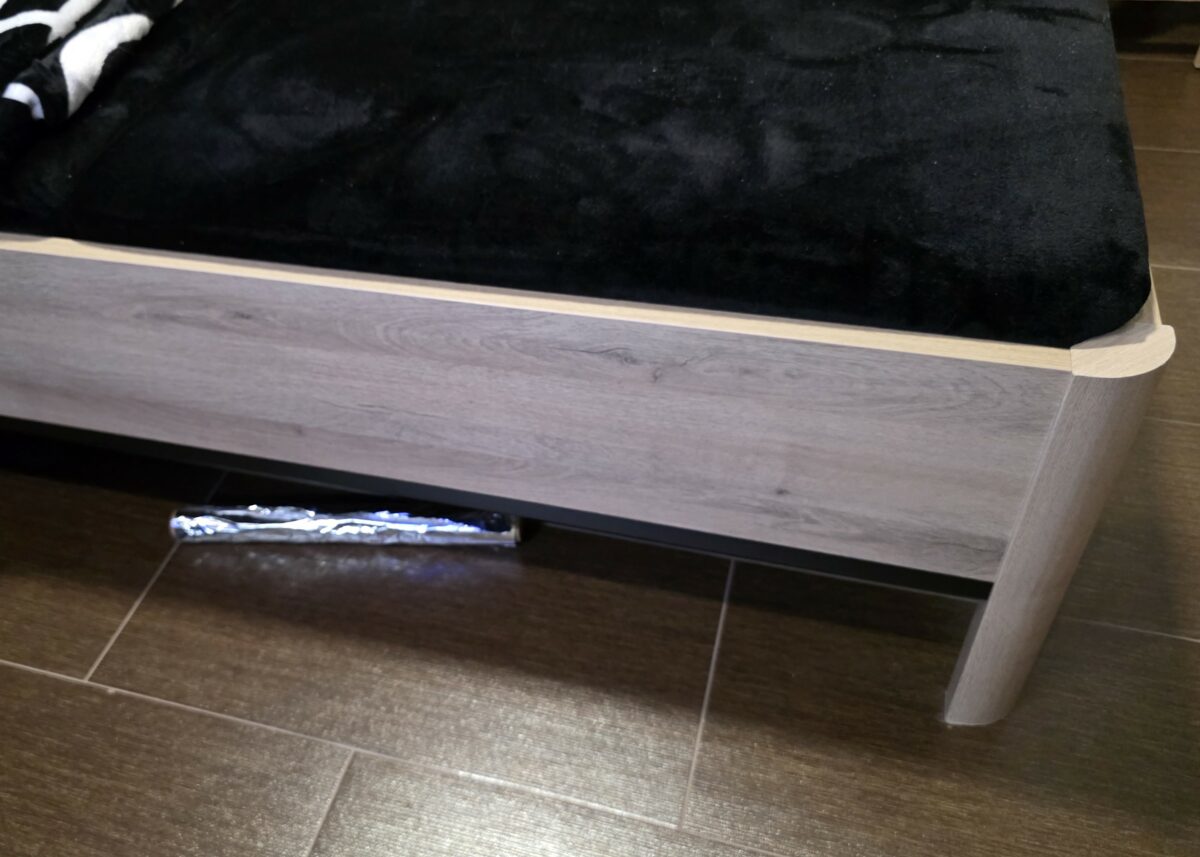 položiť hliníkovú fóliu pod posteľ