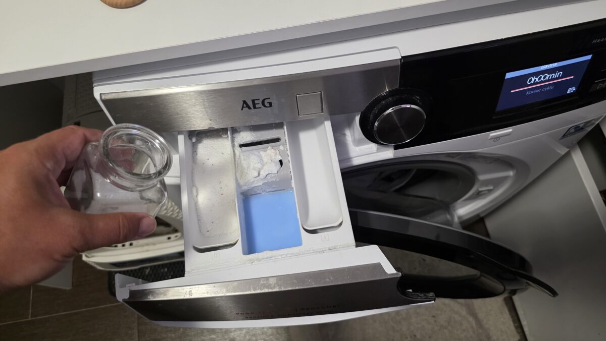 sypať soľ do práčky