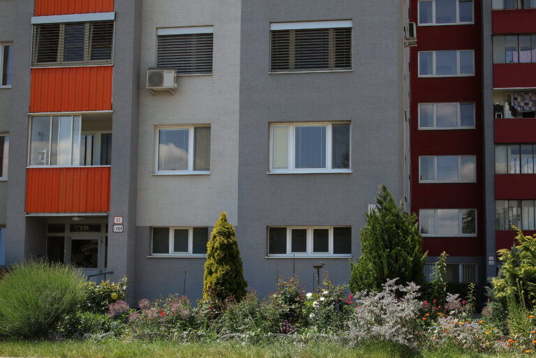 Predzáhradky na sídliskách majú potenciál meniť nielen okolie, ale aj vzťahy medzi ľuďmi.