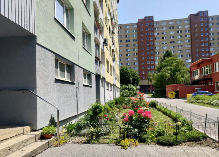 Predzáhradky na sídliskách majú potenciál meniť nielen okolie, ale aj vzťahy medzi ľuďmi.