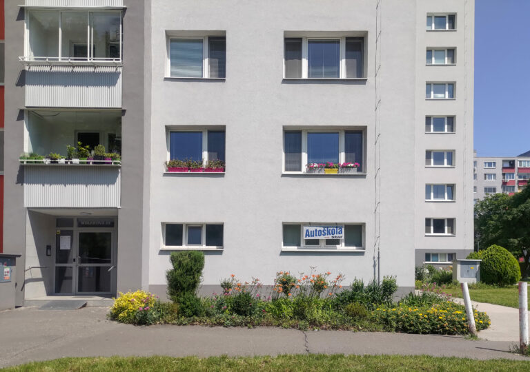 Predzáhradky na sídliskách majú potenciál meniť nielen okolie, ale aj vzťahy medzi ľuďmi.