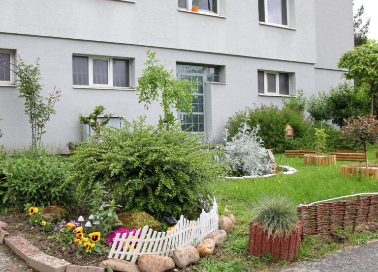 Predzáhradky na sídliskách majú potenciál meniť nielen okolie, ale aj vzťahy medzi ľuďmi.