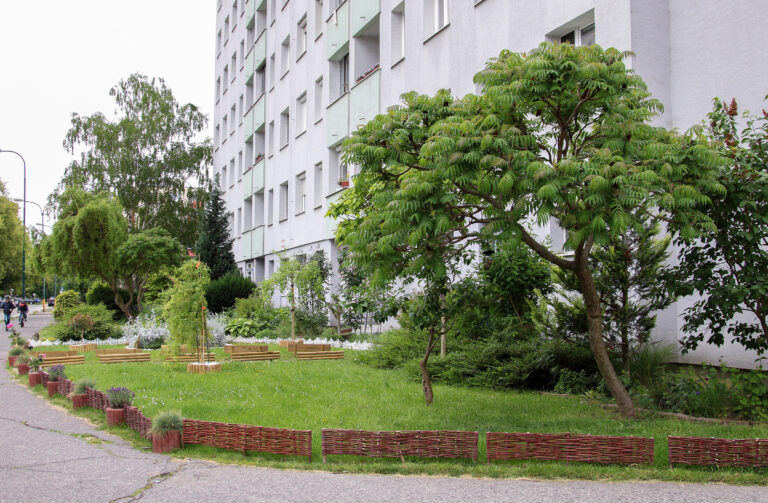 Predzáhradky na sídliskách majú potenciál meniť nielen okolie, ale aj vzťahy medzi ľuďmi.