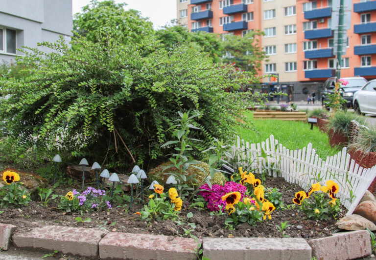 Predzáhradky na sídliskách majú potenciál meniť nielen okolie, ale aj vzťahy medzi ľuďmi.