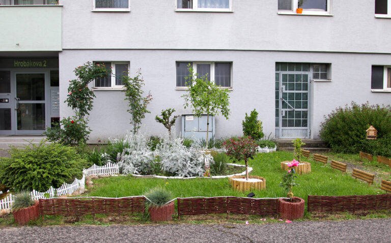 Predzáhradky na sídliskách majú potenciál meniť nielen okolie, ale aj vzťahy medzi ľuďmi.