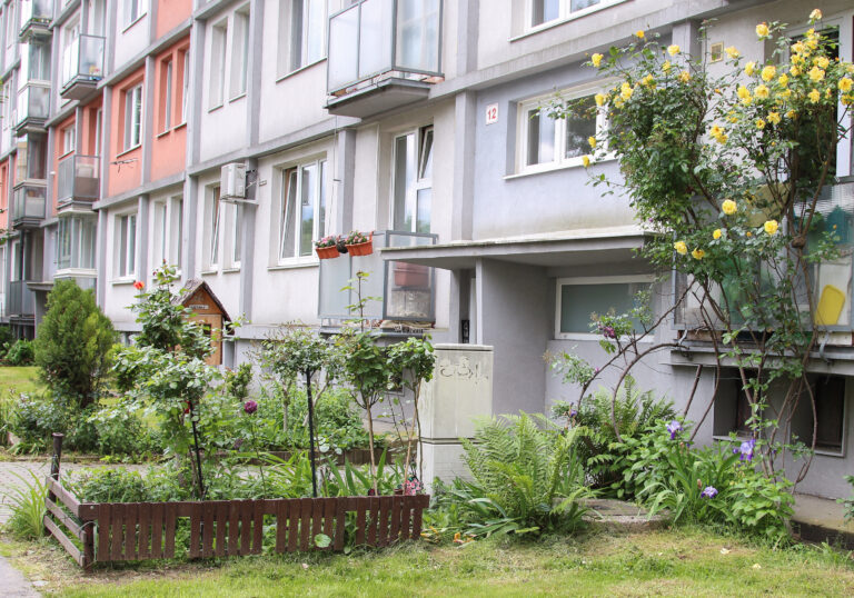 Predzáhradky na sídliskách majú potenciál meniť nielen okolie, ale aj vzťahy medzi ľuďmi.