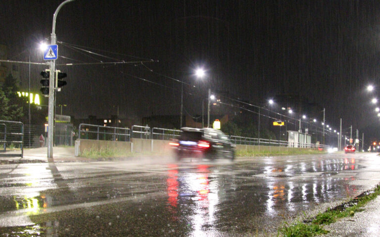 dážď vozidlo vozovka semafór svetlá lampy