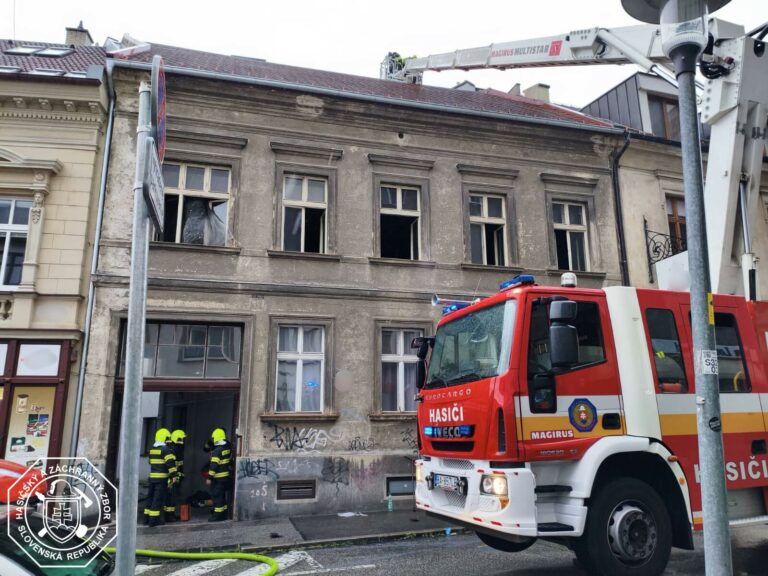 HASIČI: Požiar bytového domu v Bratislave