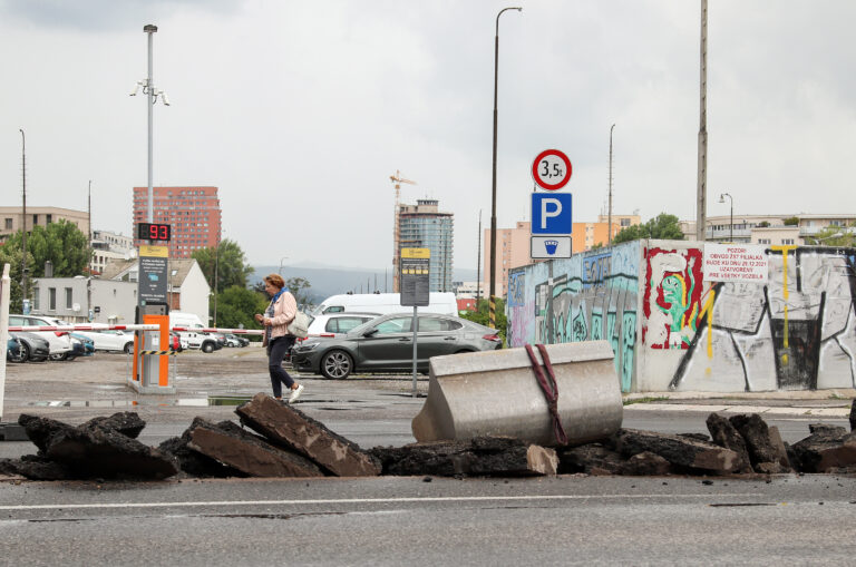vozidlá vozovka cesta oprava rekonštrukcia ženadopravné značky