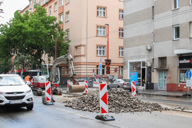 vozidlá vozovka cesta oprava rekonštrukcia stavba kamene