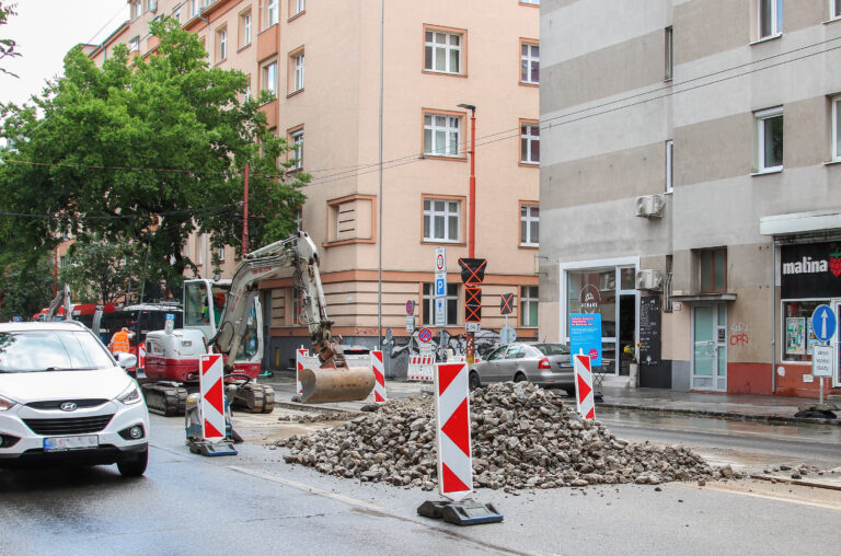 vozidlá vozovka cesta oprava rekonštrukcia stavba kamene