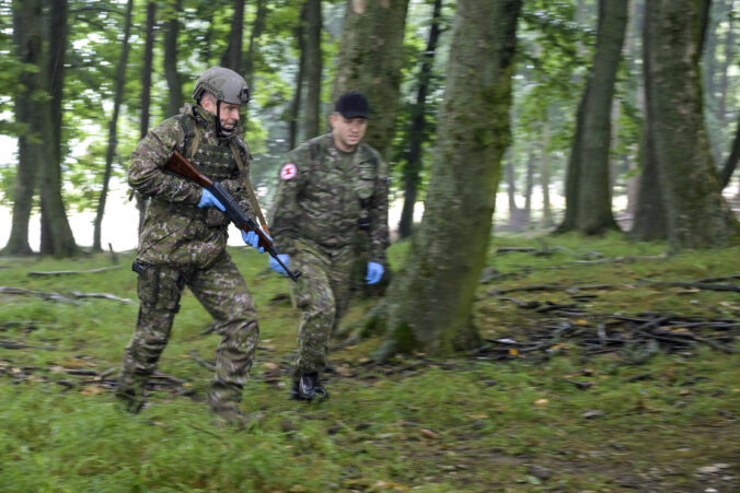 prezident vojenský výcvik cvičenie les zbraň