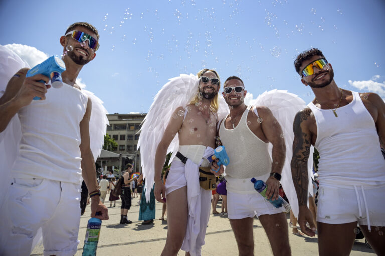 ľudia krídla muži pride festival námestie