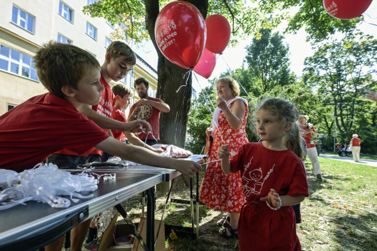 ľudia deti balón rodina