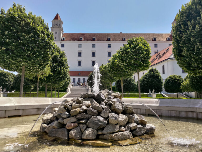 fontána Bratislavský hrad zeleň stromy voda