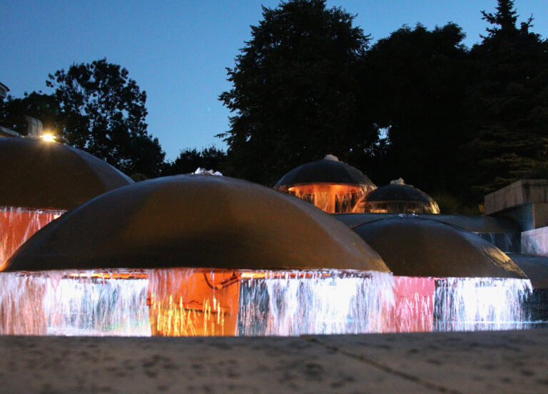 fontána svetlá voda stromy