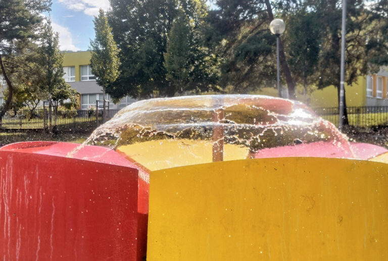 fontána voda stromy