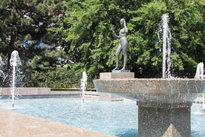 BRATISLAVA: Fontána Marína (Poézia)