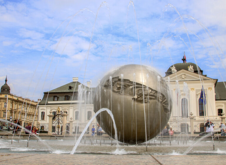 planéta fontána Prezidentský palác voda obloha