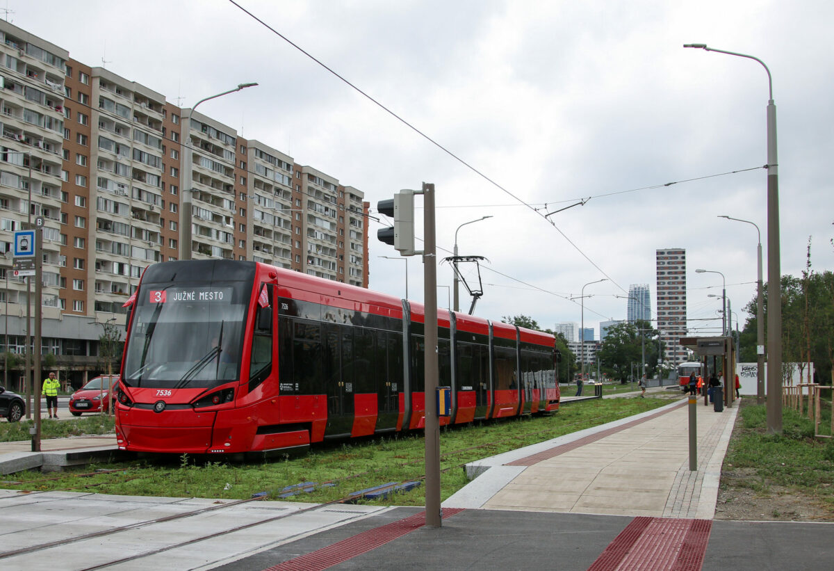 BRATISLAVA: Otvorenie električkovej trate v Petržalke