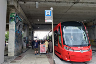 električka depo zastávka ľudia
