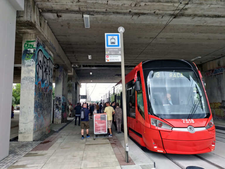 električka depo zastávka ľudia