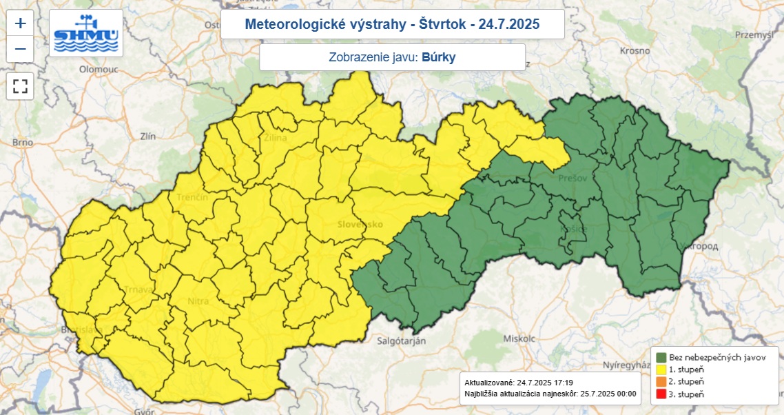 Aj po ôsmej večer vo štvrtok 24. júla 2025 platila žltá výstraha pred búrkami pre 51 okresov.