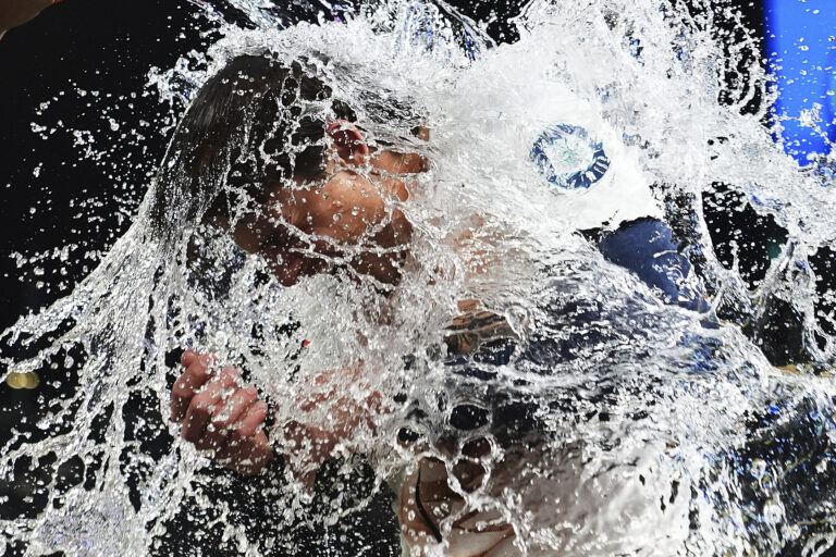 voda Cole Young sprcha