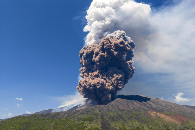 sopka erupcia láva magma výbuch vulkanizmus krajina dym hora