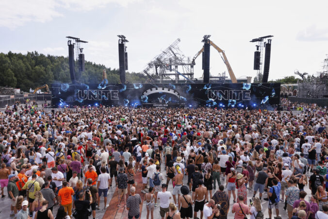 pódium požiar Tomorrowland festival ľudia