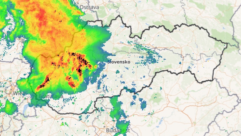 Búrky na Slovensku v nedeľu 6. júla pred pol jedenástou večer.