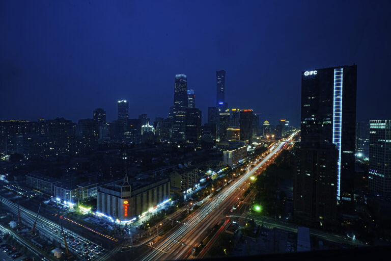 Svetlá z vozidiel diaľnica budovy mrakodrapy