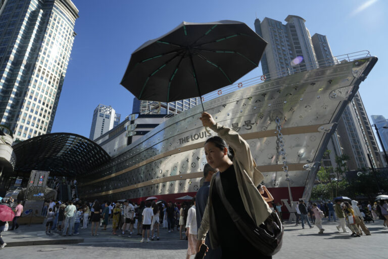 ľudia Louis Vuitton dáždnik mesto