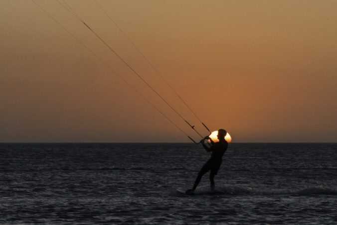 ľudia západ slnko krajina more kite surf kitesurfing