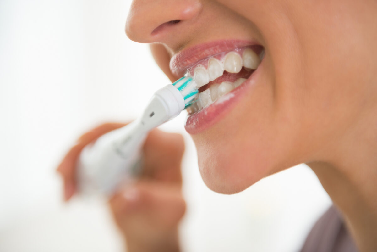 Elektrické kefky sľubujú zuby ako po dentálnej hygiene. Odborníčka však upozorňuje na tento fakt