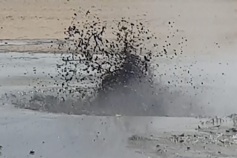 sopka erupcia bahno výbuch vulkanizmus krajina dym hora