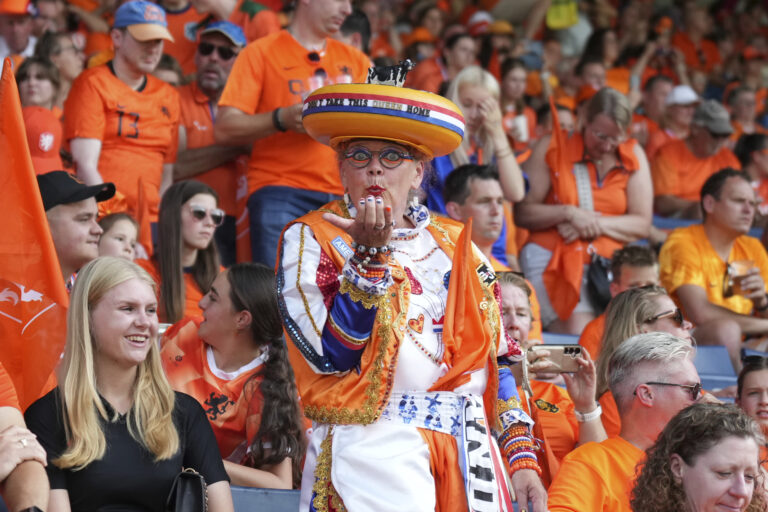 žena futbal fanúšik