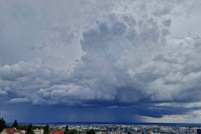 Fotografia búrky z bratislavskej Koliby.