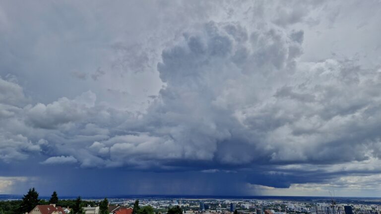 Fotografia búrky z bratislavskej Koliby.
