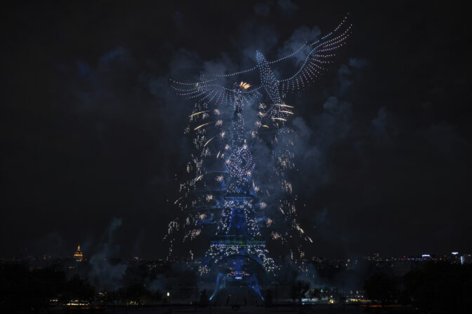 ohňostroj drony Eiffelova veža Paríž