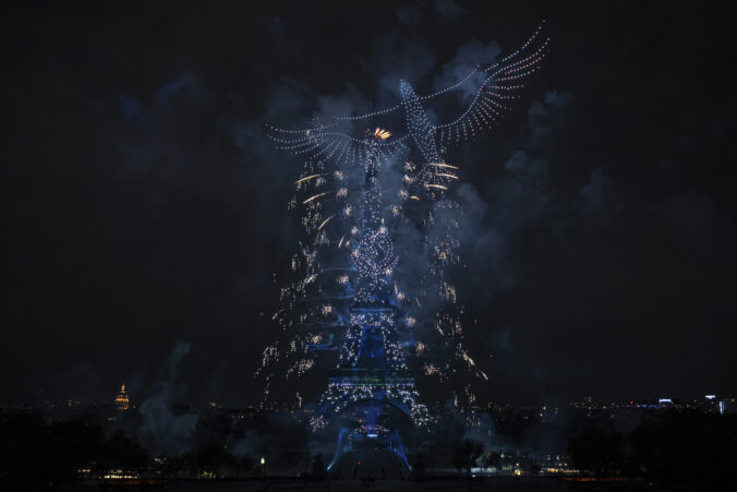 ohňostroj drony Eiffelova veža Paríž
