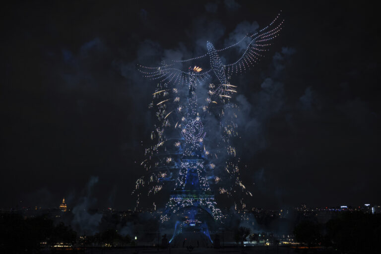 ohňostroj drony Eiffelova veža Paríž