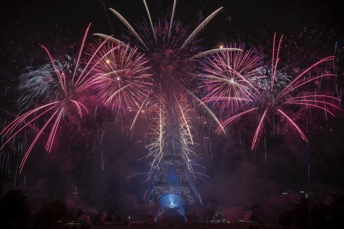 ohňostroj drony Eiffelova veža Paríž