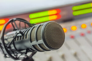 Mikrofón, rádio, moderovanie