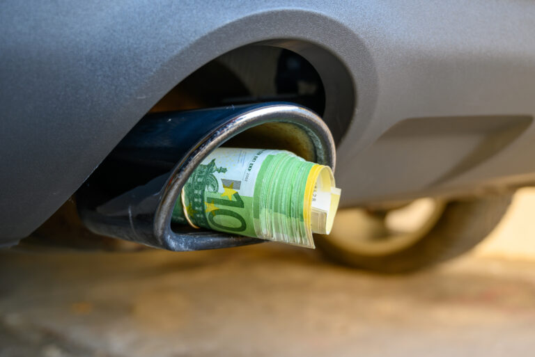 Výfuk, emisné povolenky, peniaze, auto, emisie