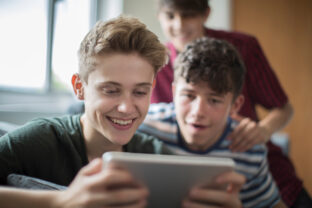 Tínedžeri, chlapci, tablet, gaming, sociálne siete