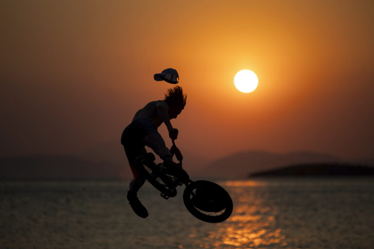 ľudia západ slnko krajina more bicykel BMX