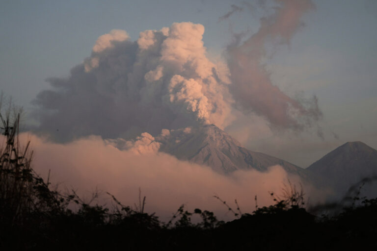 sopka erupcia výbuch vulkanizmus dym hora popol