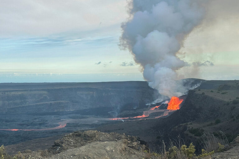 sopka erupcia láva magma výbuch vulkanizmus krajina dym popol