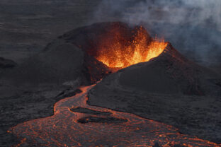 sopka erupcia láva magma výbuch vulkanizmus krajina dym popol
